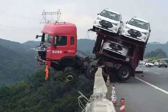 В Китае автовоз после ДТП завис над 150-метровым обрывом
